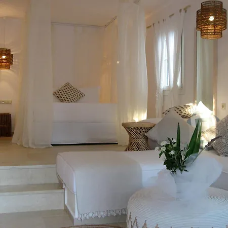 Kavos Naxos Aparthotel 4*