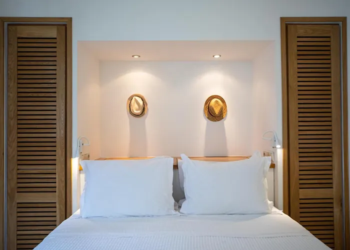 Kavos Naxos Aparthotel 4*