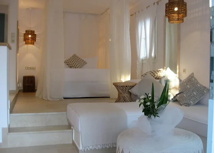 Kavos Naxos Aparthotel 4*